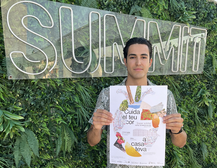 Roger Martínez amb la seva proposta de cartell