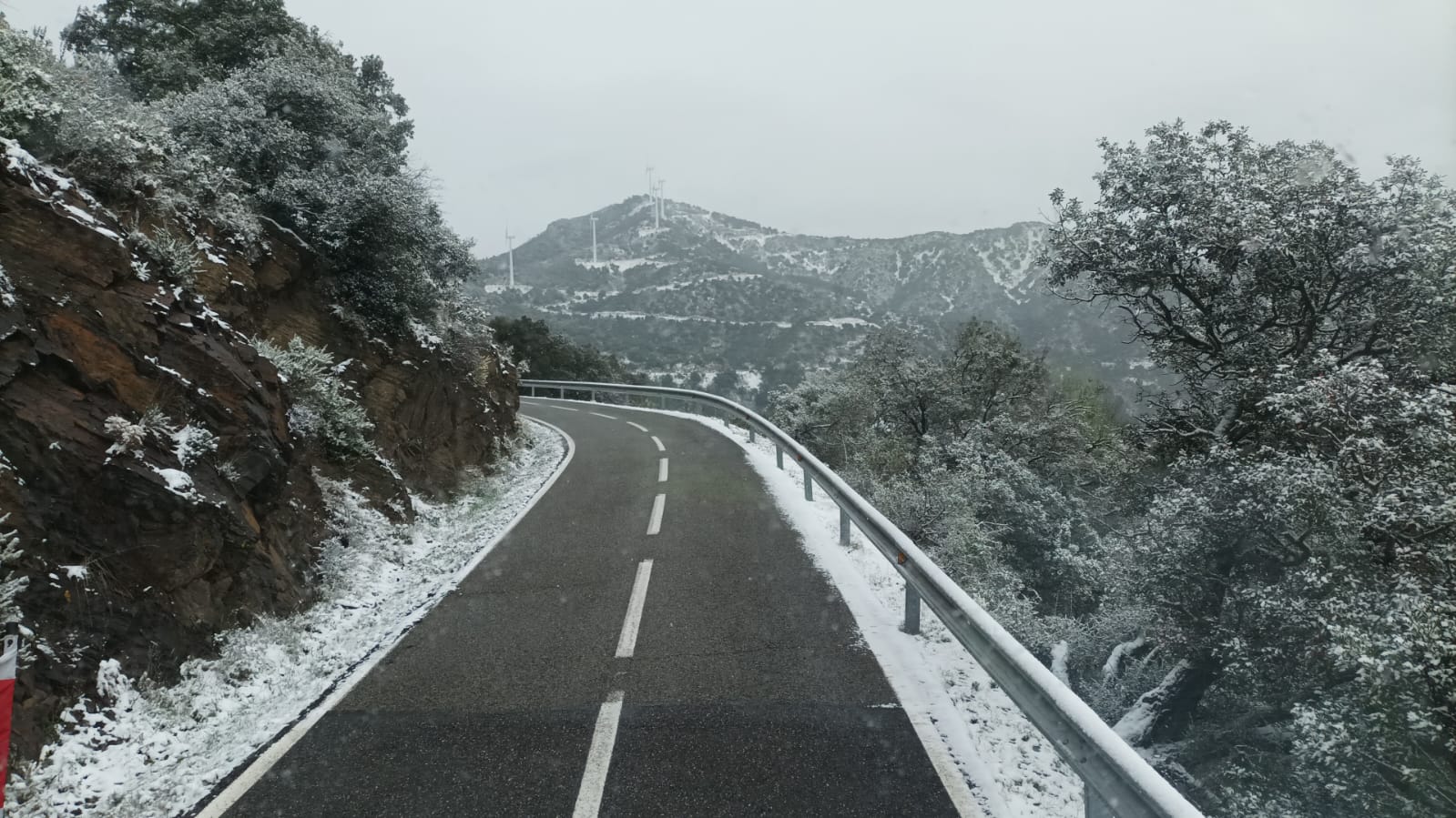 Una de les carreteres afectades per la neu