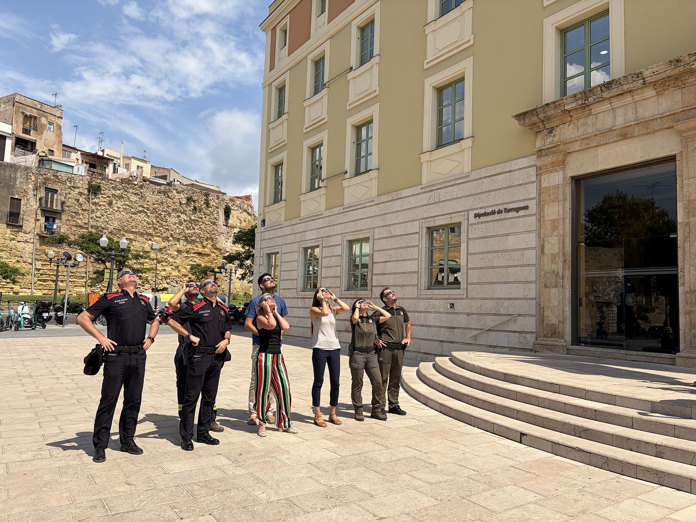 Davant la façana de la Diputació de Tarragona