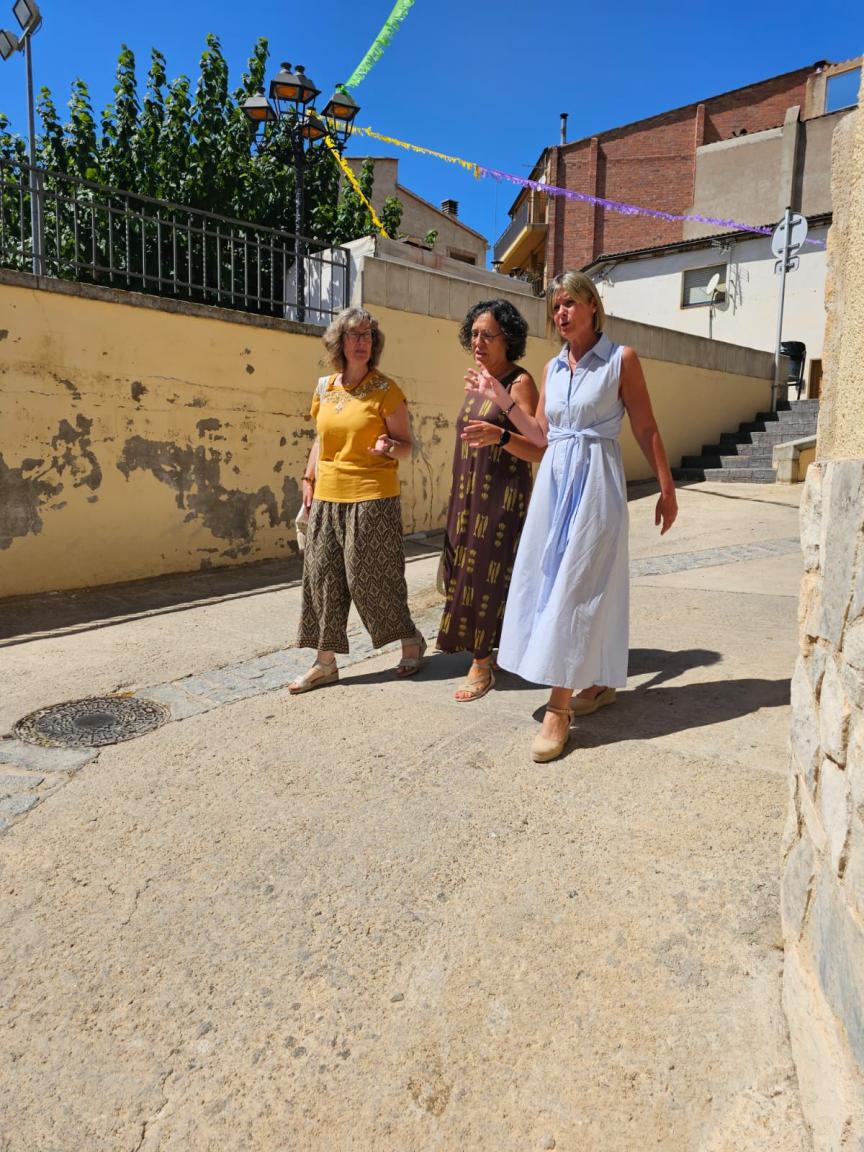 La presidenta, Noemí Llauradó, fent una visita pel municipi.