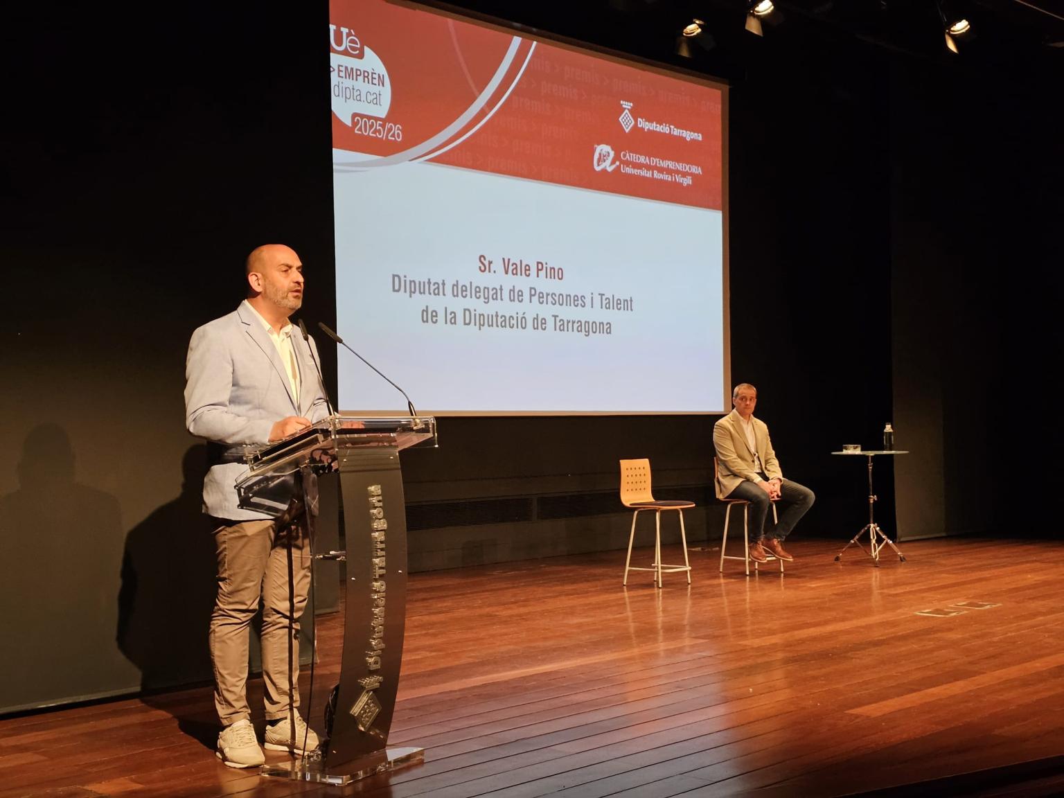 El diputat delegat de Persones i Talent, Vale Pino, en l'acte de lliurament dels guardons