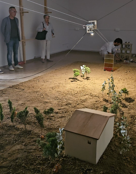 L'artista posa en marxa la instal·lació 'Un dia al mas'