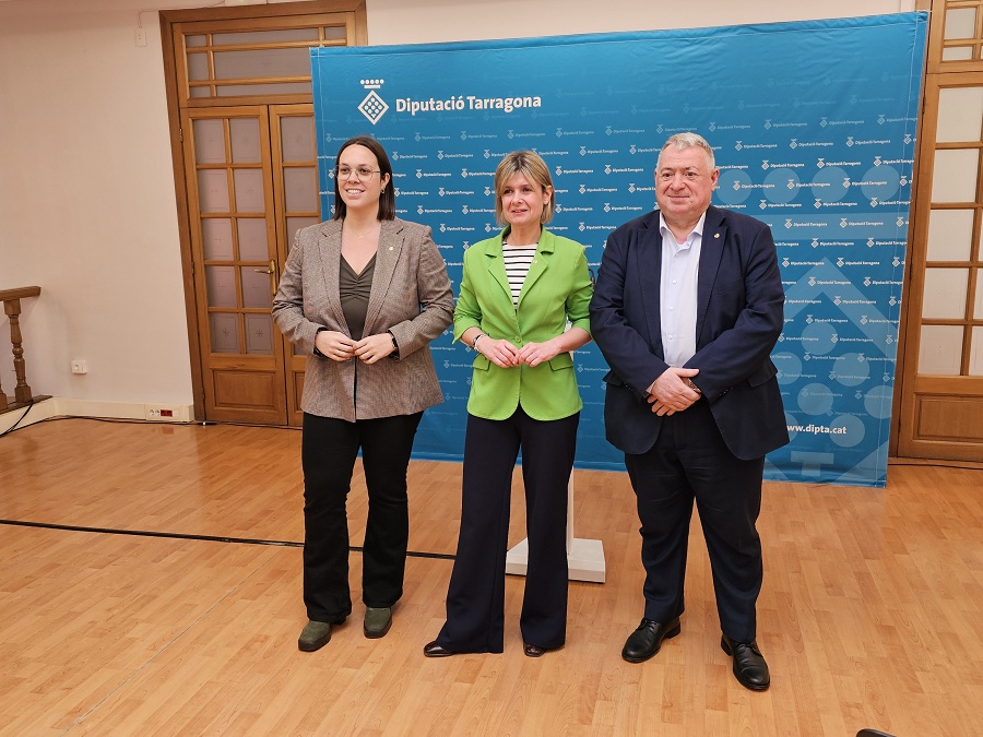 La presidenta de la Diputació, Noemí Llaurado, la diputada delegada d'Infraestructures del Territori, Iris Castell, i el diputat Joan Sans