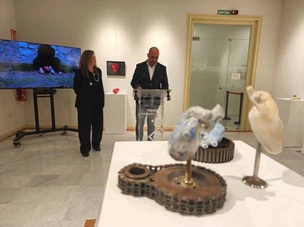 El diputat Vale Pino i l'artista Lucia Perera, durant la inauguració de l'exposició al Palau Bofarull
