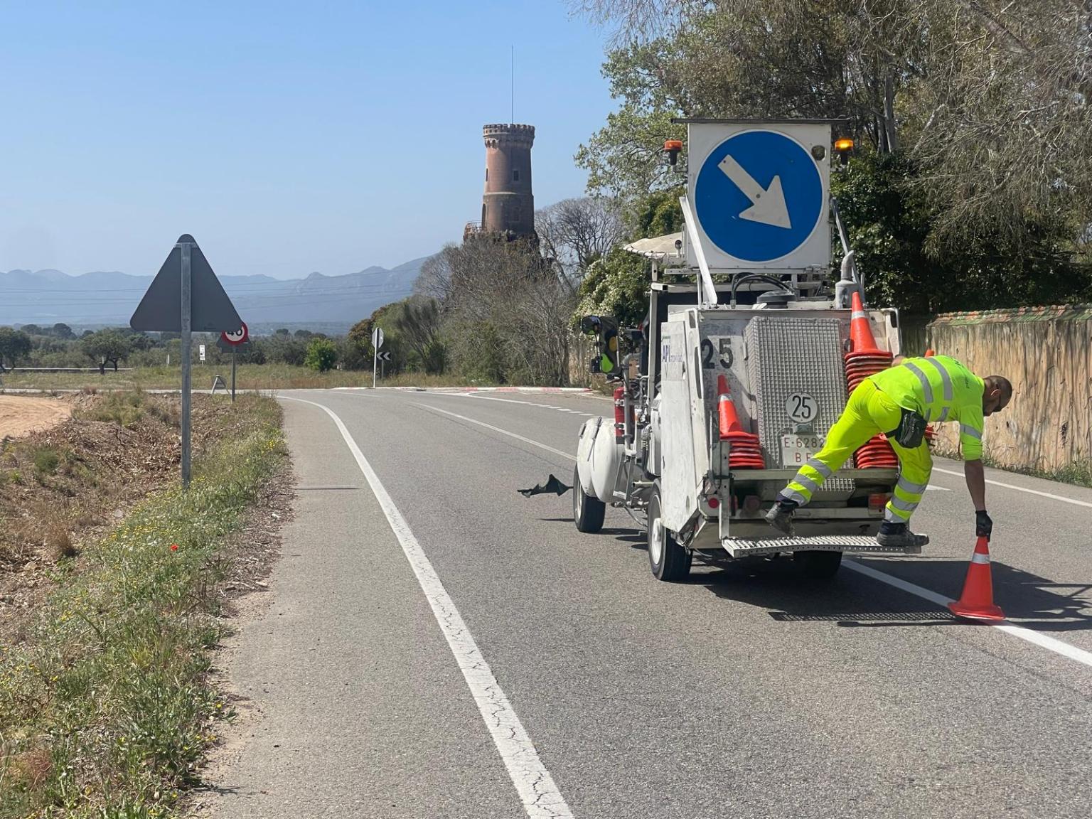 Uns operaris treballant en aquesta via